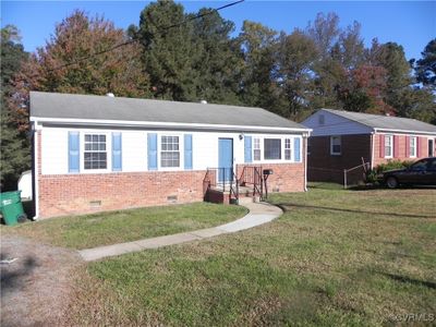 View of front facade featuring a front lawn | Image 1