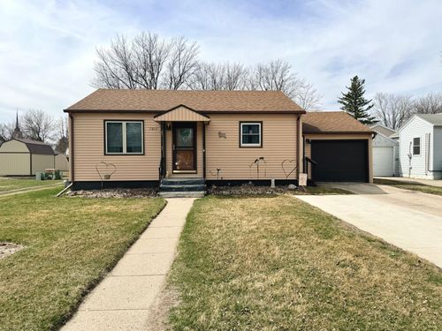 1015 Fredrick Ave, Worthington, MN, 56187-1635 | Card Image