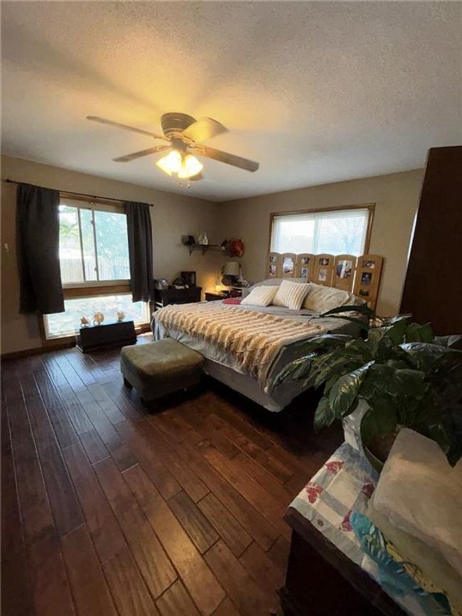 Large Master Bedroom with en-suite and walk-in closet | Image 19
