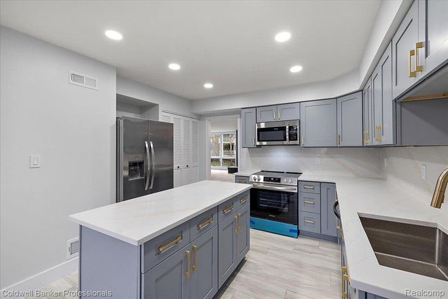 14 - 7020 Bridge Way, Condo with 3 bedrooms, 3 bathrooms and null parking in West Bloomfield MI | Image 19