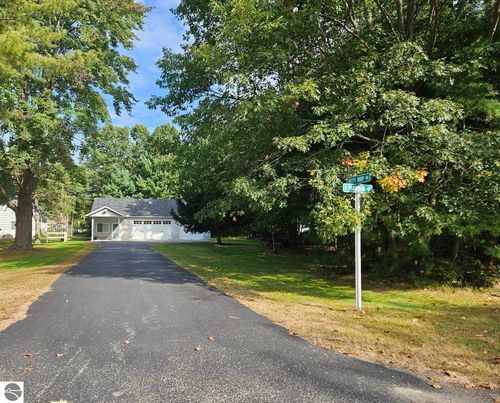 615 E Franklin St, East Tawas, MI, 48730 | Card Image