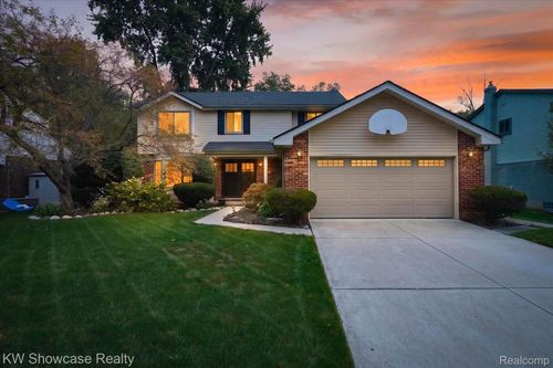 8254 Sandpiper St, Canton, MI, 48187-1738 | Card Image