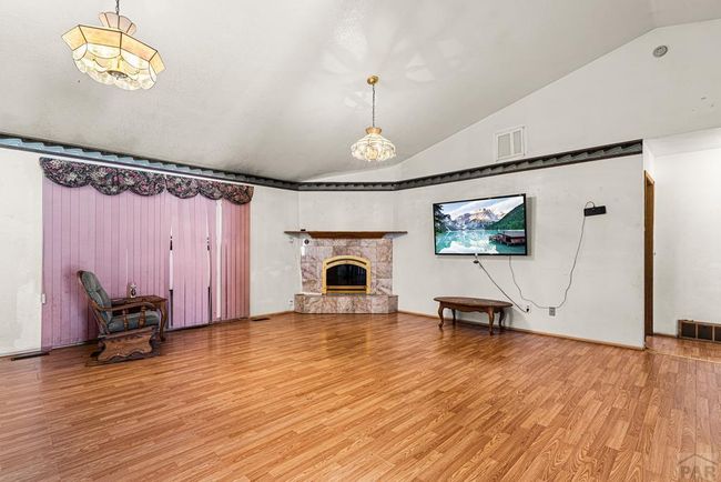 corner gas log fireplace, vaulted ceiling, huge op | Image 9