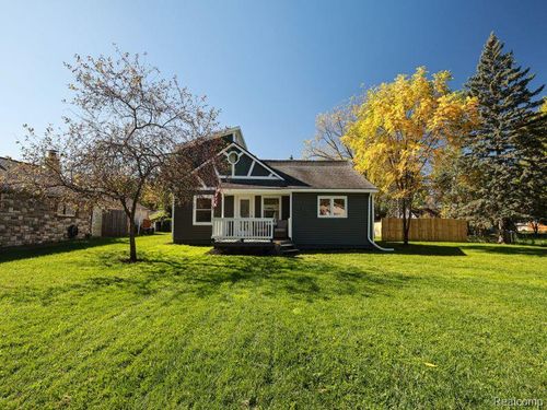 1100 Nokomis Way, Waterford, MI, 48328-4252 | Card Image