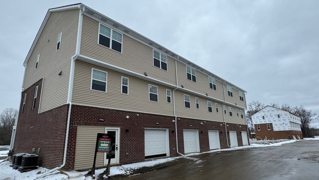 29977 Center St, Condo with 2 bedrooms, 3 bathrooms and null parking in New Hudson MI | Image 24