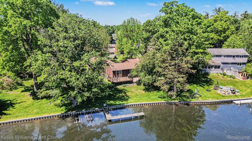 2911 Walmsley Circle Dr, Lake Orion, MI, 48360-1645 | Card Image
