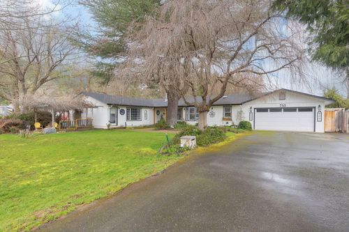 753 W Evans Creek Rd, Rogue River, OR, 97537-4687 | Card Image