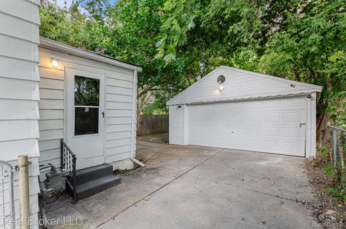 18565 Kenosha St, Harper Woods, MI, 48225-2125 | Card Image