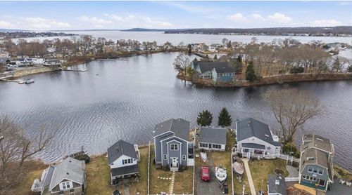 86 Ocean View Ave, Swansea, MA, 02777-1900 | Card Image