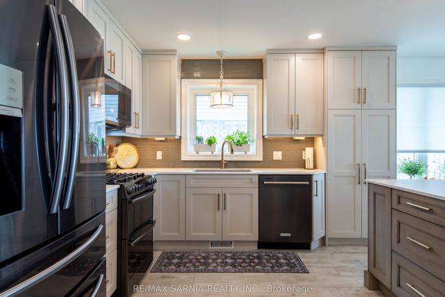 4062 Bluepoint Dr, House other with 3 bedrooms, 3 bathrooms and 4 parking in Town Of Plympton Wyoming ON | Image 10