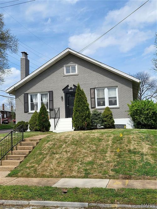 8975 Burton Ave, Overland, MO, 63114-4823 | Card Image