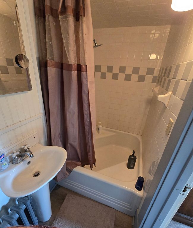 New tile and tub. | Image 18