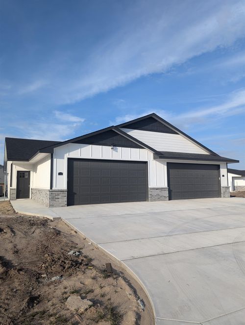 1142-1140-1142 Trek Cir, Goddard, KS, 67052-4303 | Card Image