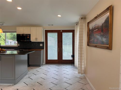 896 Grace Ave, Rochester Hills, MI, 48307-4918 | Card Image