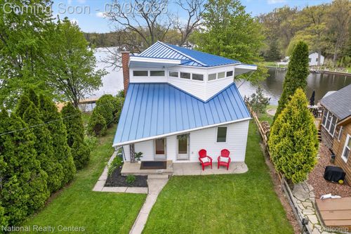 11505 Sunset Blvd, Pinckney, MI, 48169-8001 | Card Image