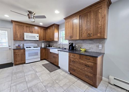 945 Benedict St, Bohemia, NY, 11716-4214 | Card Image