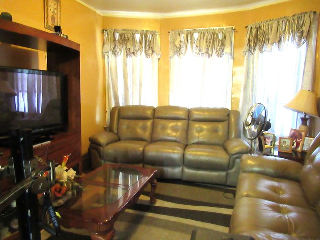 137 Clifford St, Home with 6 bedrooms, 3 bathrooms and null parking in Bridgeport CT | Image 10