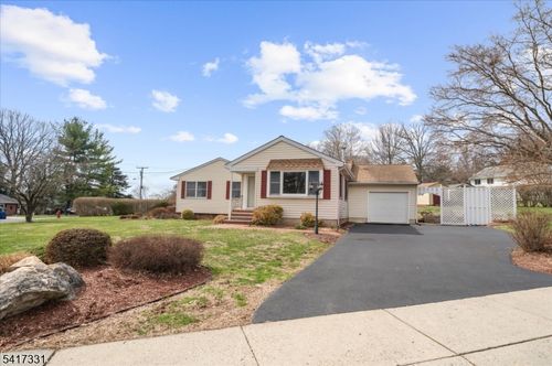 35 Marudy Dr, Clinton, NJ, 08809-1220 | Card Image