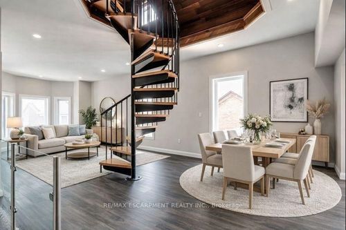 2-201 Victoria Ave N, Hamilton, ON, L8L5E9 | Card Image