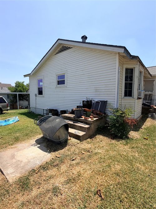 744 Chilton St, Marlin, TX, 76661-2215 | Card Image