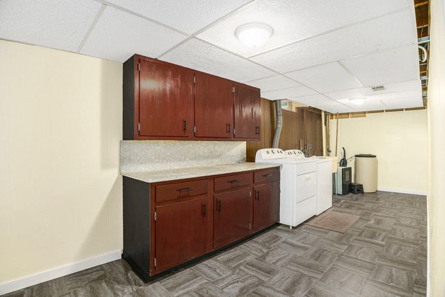 HUGE LAUNDRY ROOM W/SINK | Image 17