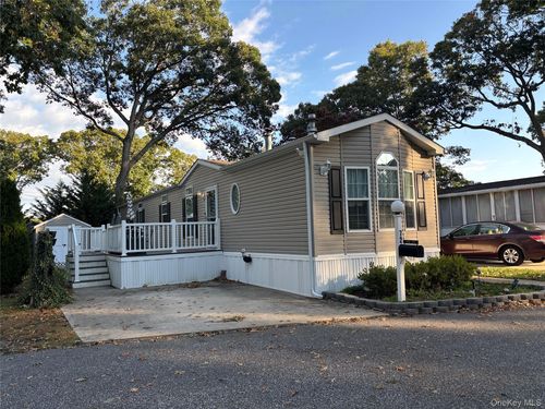 72-1661 Old Country Rd, Riverhead, NY, 11901-4402 | Card Image