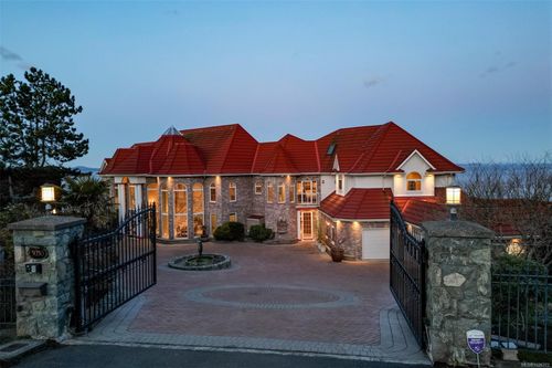 5030 Lockehaven Dr, Saanich, BC, V8N4J5 | Card Image