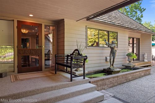 969 Bloomfield Woods, Bloomfield Hills, MI, 48304-2244 | Card Image
