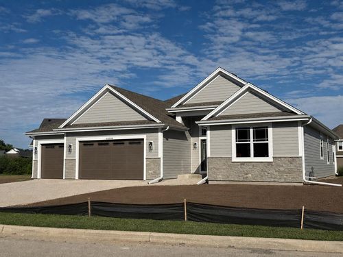 W238N5544 Fieldstone Pass Cir, Sussex, WI, 53089-3318 | Card Image