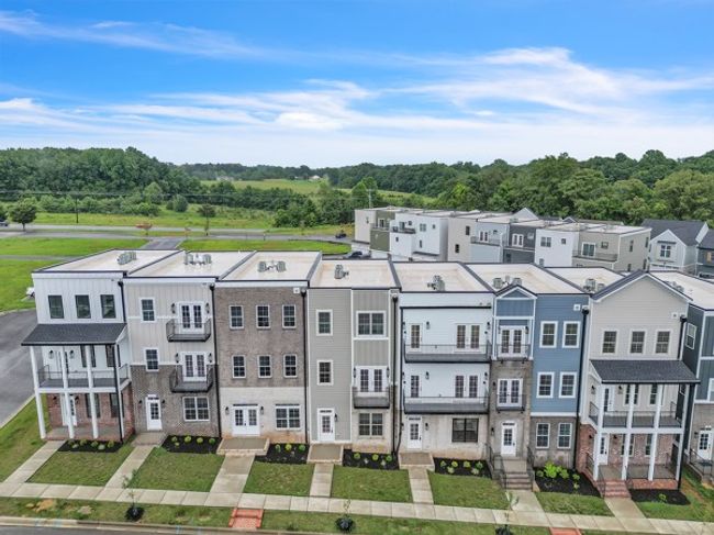 Tucked in the edge of Pleasant View Village these luxury townhomes are in The Charleston Commons. Your urban lifestyle awaits in charming Pleasant View. | Image 40