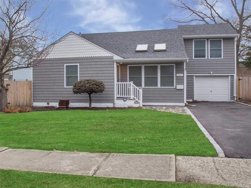 11 Pratt St, West Babylon, NY, 11704-8003 | Card Image