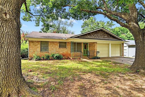 1402 Hillcrest Dr, Sherman, TX, 75092-5511 | Card Image