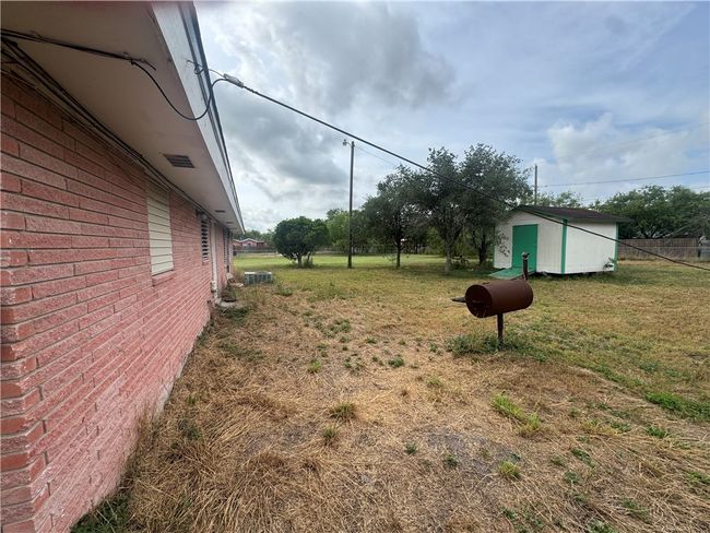 303 E Soyars Ave, House other with 3 bedrooms, 2 bathrooms and 4 parking in Orange Grove TX | Image 7