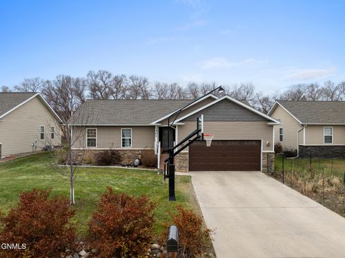 1501 W Pheasant Ridge Dr, Watford City, ND, 58854-7836 | Card Image