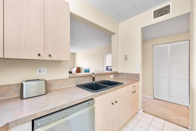 APT-404 - 100 Uno Lago Dr, Condo with 2 bedrooms, 2 bathrooms and null parking in Juno Beach FL | Image 6