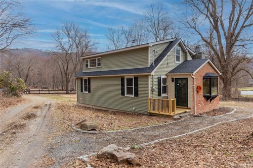 523 Shenandoah Rd, East Fishkill, NY, 12533-6861 | Card Image