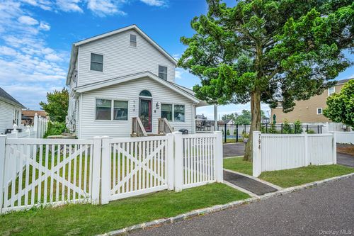 794 Pecan St, Lindenhurst, NY, 11757-5640 | Card Image