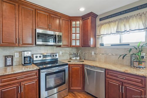 93 Flamingo Rd, Levittown, NY, 11756-2111 | Card Image