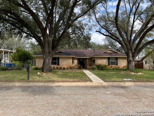 1216 Mockingbird Cir, Pleasanton, TX, 78064-3942 | Card Image