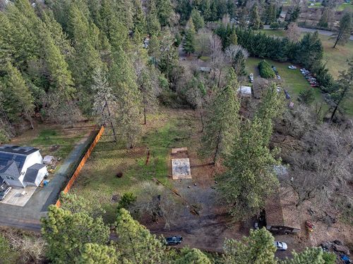 1329 W Evans Creek Rd, Rogue River, OR, 97537-4663 | Card Image