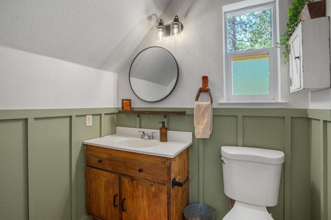 Upstairs Bathroom | Image 18