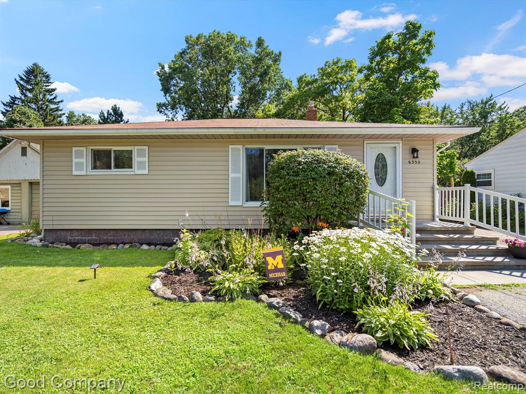 Harriet Dr, Waterford, MI 48327