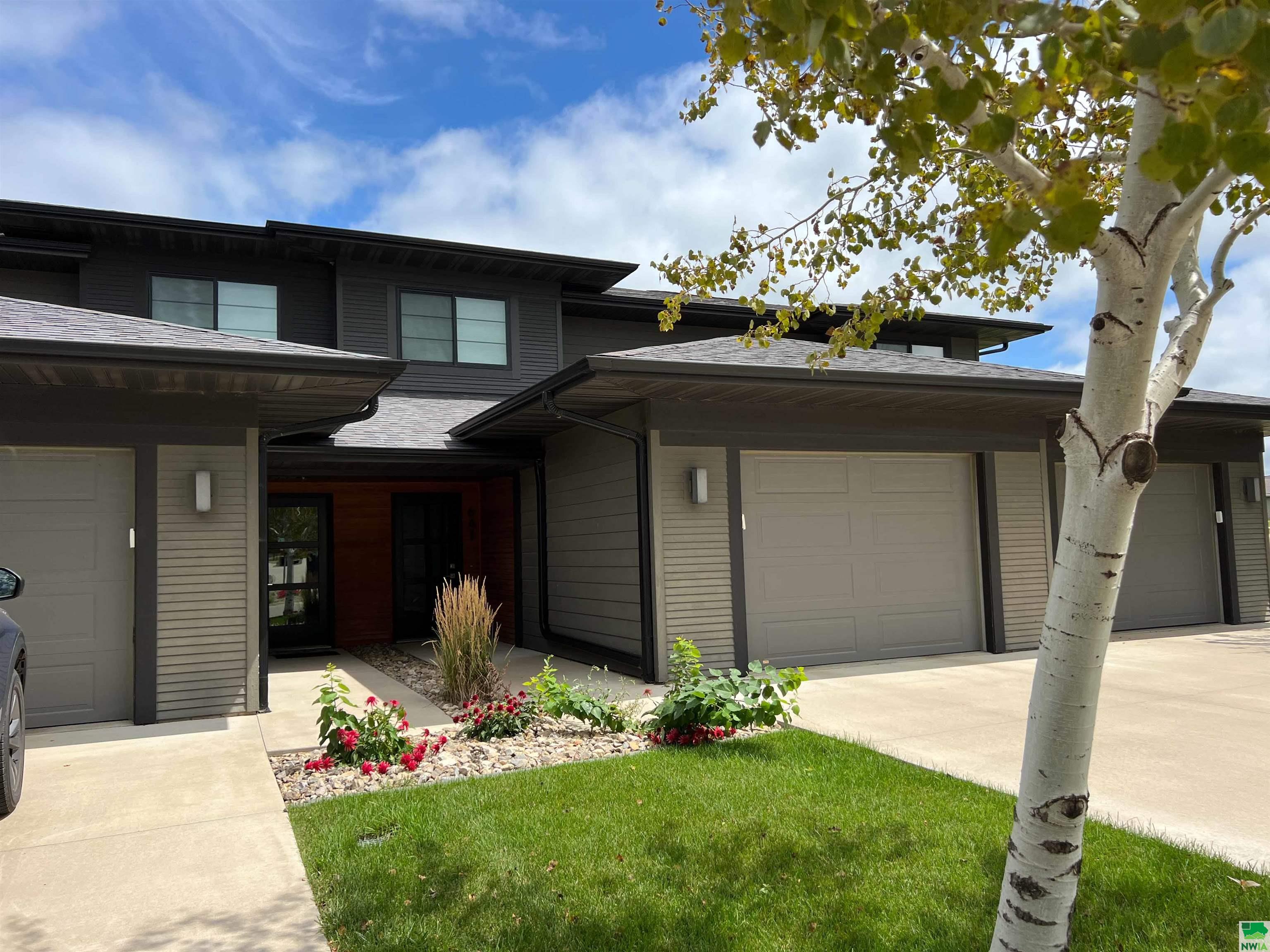 14th St, Orange City, IA 51041