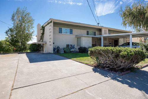 218 N Underwood St, Kennewick, WA, 99336-3028 | Card Image