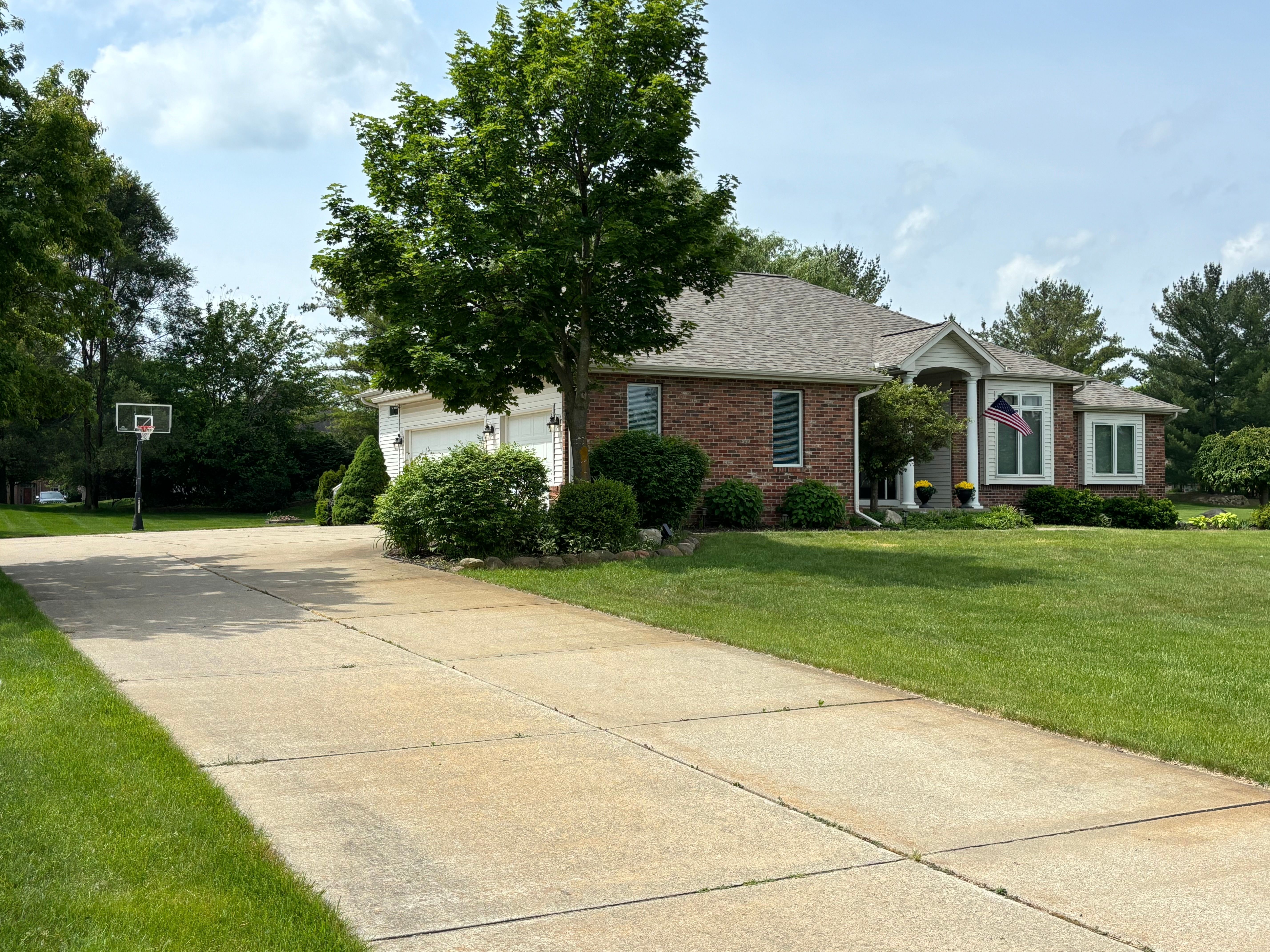 Loon Harbor Ln, Linden, MI 48451