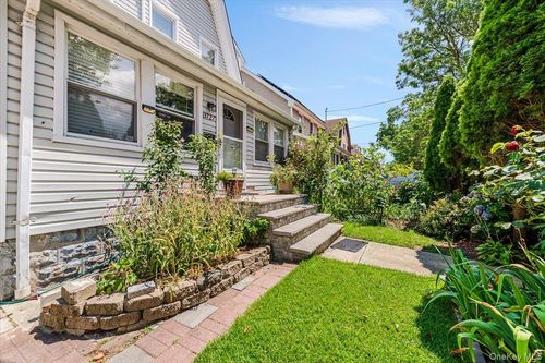 13727 Thurston St, Springfield Gardens, NY, 11413-2638 | Card Image