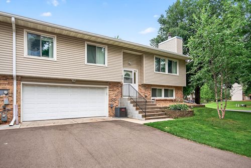 917 94th Ave Ne, Blaine, MN, 55434-2453 | Card Image