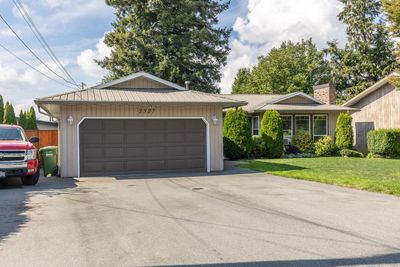 2327 Bevan Cres, House other with 5 bedrooms, 2 bathrooms and 8 parking in Abbotsford BC | Image 2