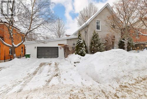 231 Hunter St, Pembroke, ON, K8A2P1 | Card Image