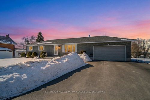 93 Henry St, Napanee, ON, K7R3A6 | Card Image